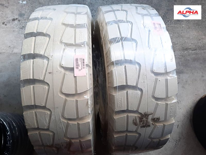 lốp xe nâng màu trắng phù hợp làm việc trong môi trường sạch sẽ